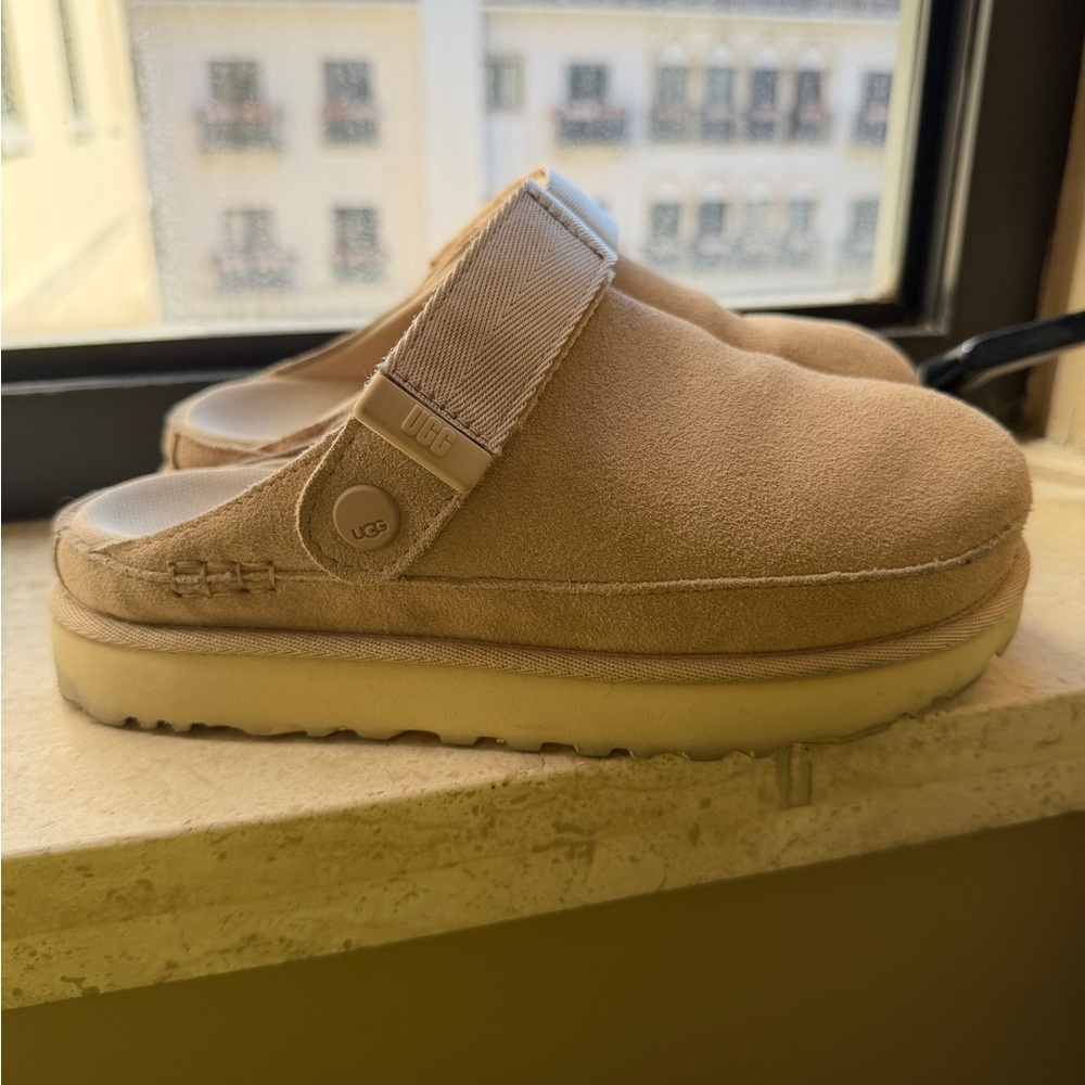 UGG Women's Goldenstar Clogs Size 6